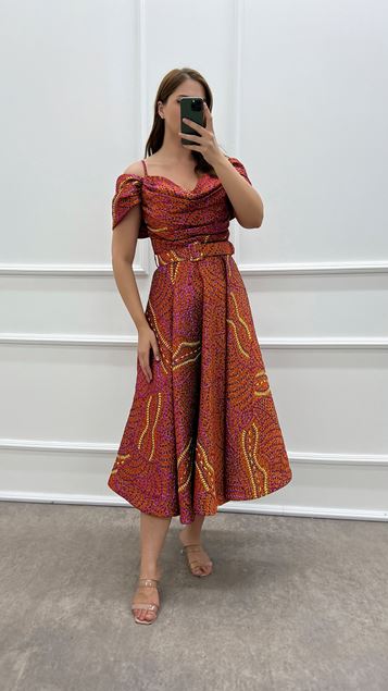 Abito Dal Design Con Cintura E Dettaglio Arancione Sulla Spalla