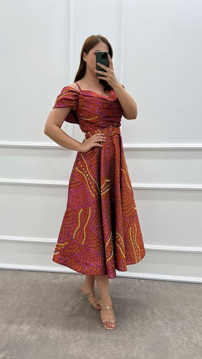 Abito Dal Design Con Cintura E Dettaglio Arancione Sulla Spalla