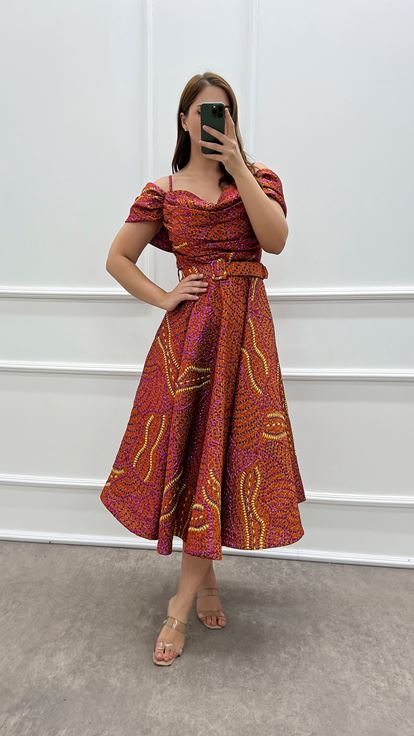 Abito Dal Design Con Cintura E Dettaglio Arancione Sulla Spalla