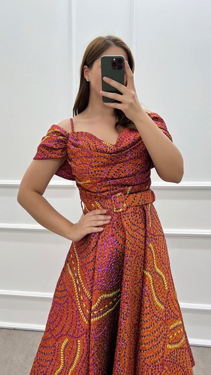 Abito Dal Design Con Cintura E Dettaglio Arancione Sulla Spalla