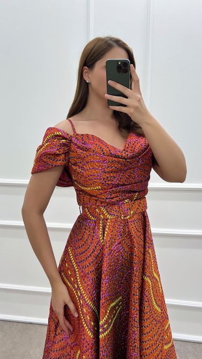 Abito Dal Design Con Cintura E Dettaglio Arancione Sulla Spalla