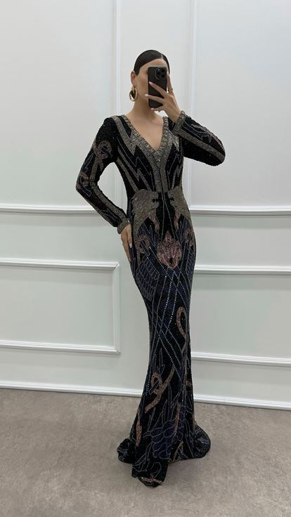 فستان سهرة أسود بياقة على شكل حرف V مع تفاصيل على الأكمام وتصميم تطريز مميز