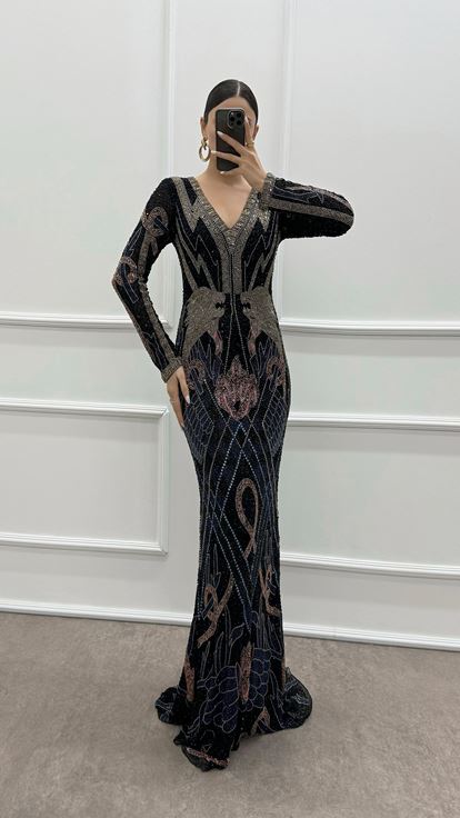 فستان سهرة أسود بياقة على شكل حرف V مع تفاصيل على الأكمام وتصميم تطريز مميز