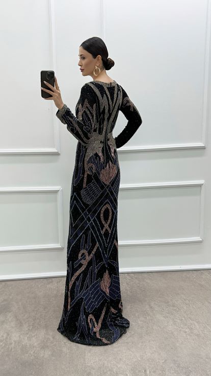 فستان سهرة أسود بياقة على شكل حرف V مع تفاصيل على الأكمام وتصميم تطريز مميز