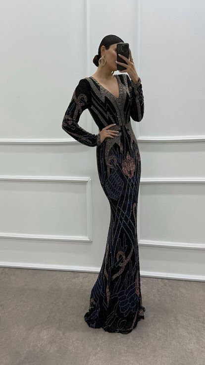 فستان سهرة أسود بياقة على شكل حرف V مع تفاصيل على الأكمام وتصميم تطريز مميز