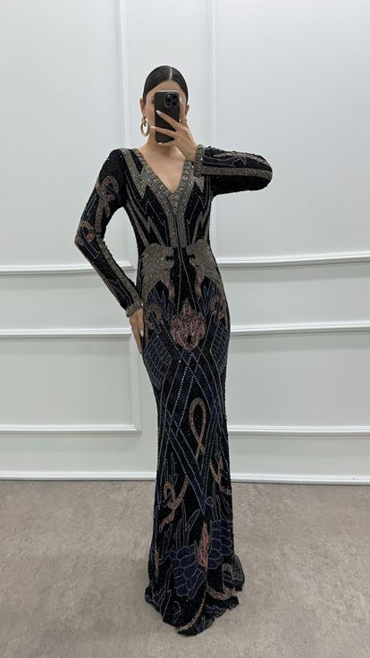 فستان سهرة أسود بياقة على شكل حرف V مع تفاصيل على الأكمام وتصميم تطريز مميز