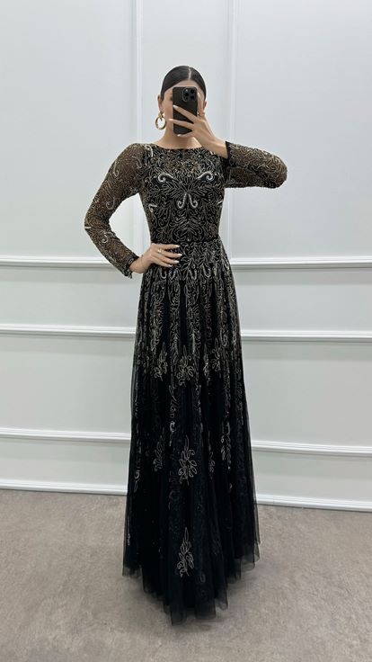 فستان سهرة أسود مطرز حسب الطلب من تصميم مصمم أزياء