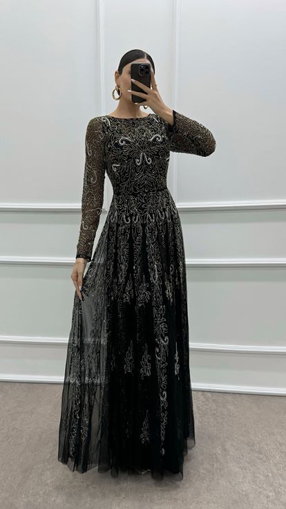 فستان سهرة أسود مطرز حسب الطلب من تصميم مصمم أزياء