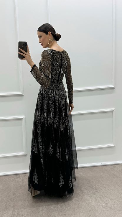 فستان سهرة أسود مطرز حسب الطلب من تصميم مصمم أزياء