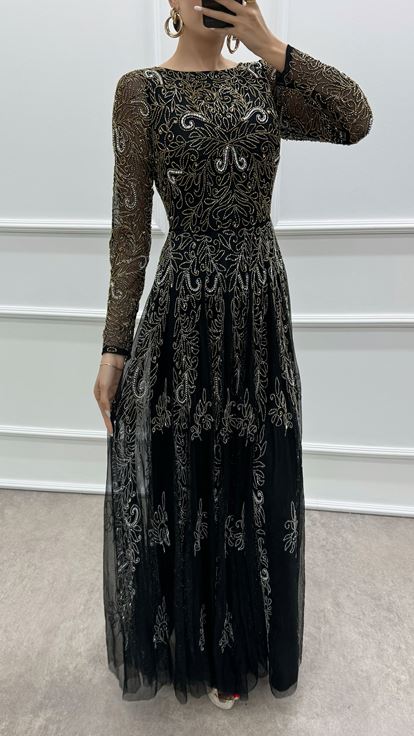 فستان سهرة أسود مطرز حسب الطلب من تصميم مصمم أزياء