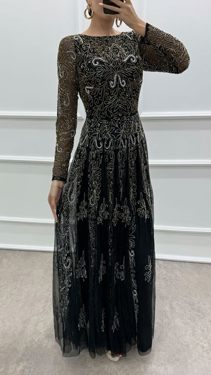 فستان سهرة أسود مطرز حسب الطلب من تصميم مصمم أزياء