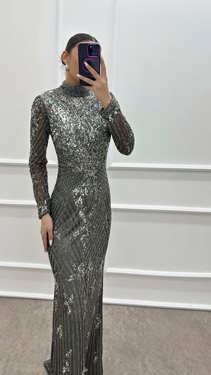 Abito da sera firmato color antracite con ricami speciali 