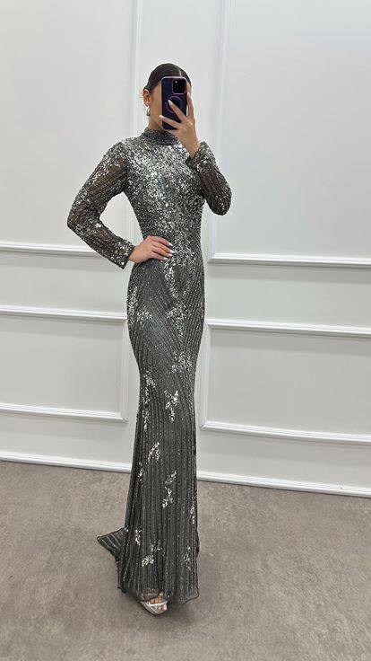 Abito da sera firmato color antracite con ricami speciali 