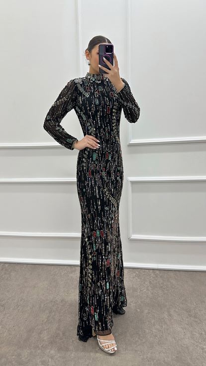 فستان سهرة مصمم مزين بحجر أسود