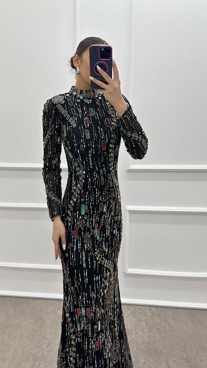 فستان سهرة مصمم مزين بحجر أسود