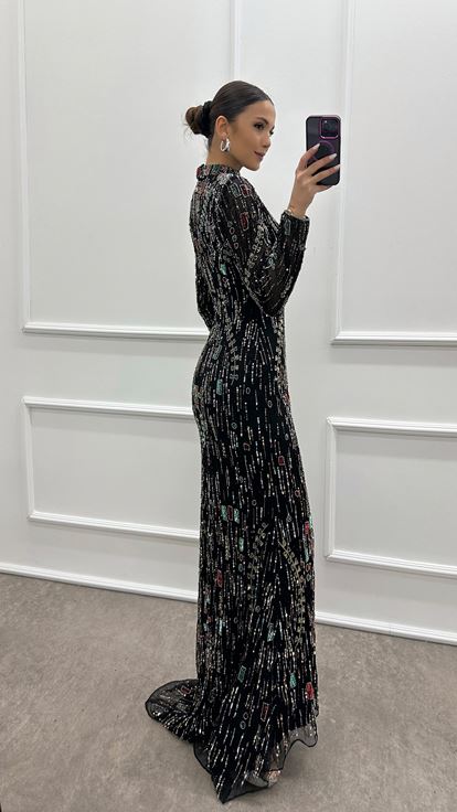 فستان سهرة مصمم مزين بحجر أسود