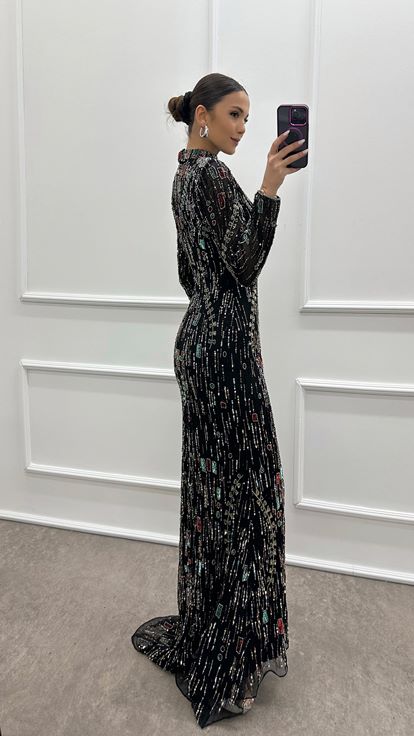 فستان سهرة مصمم مزين بحجر أسود