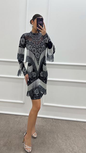 Vestido azul marino con detalle en el pecho y diseño especial empedrado