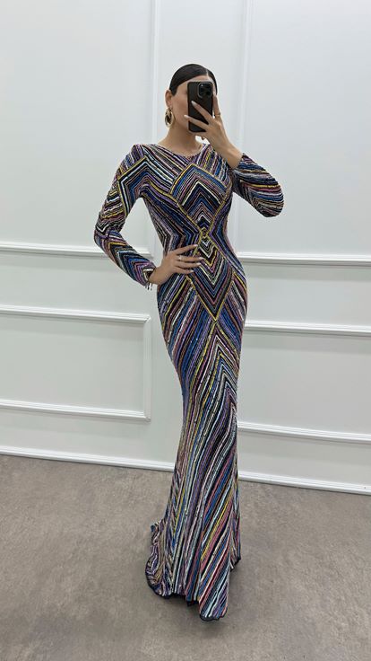 فستان سهرة بتصميم خاص منقوش باللون الأزرق الداكن