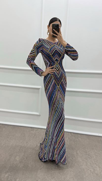 فستان سهرة بتصميم خاص منقوش باللون الأزرق الداكن