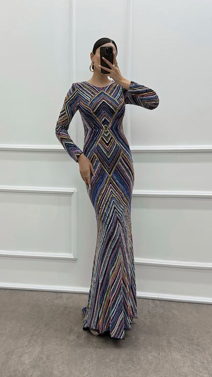 فستان سهرة بتصميم خاص منقوش باللون الأزرق الداكن