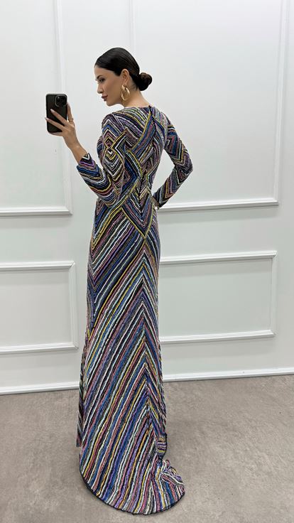 فستان سهرة بتصميم خاص منقوش باللون الأزرق الداكن