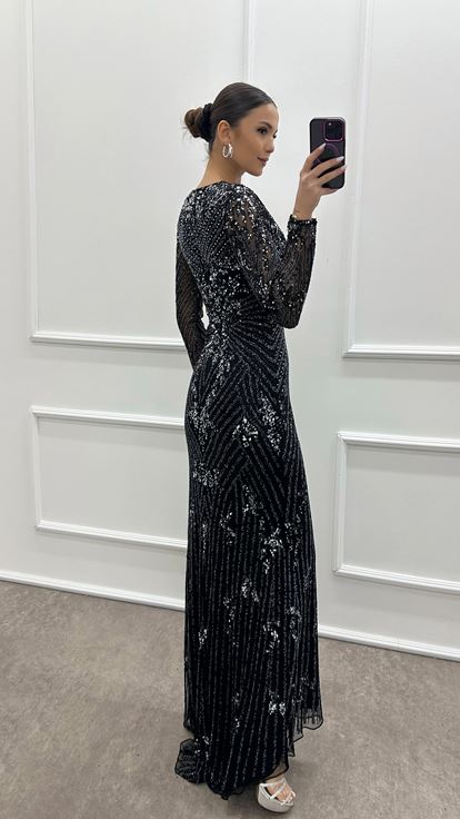 Abito da sera dal design speciale in pietra nera con scollo a V