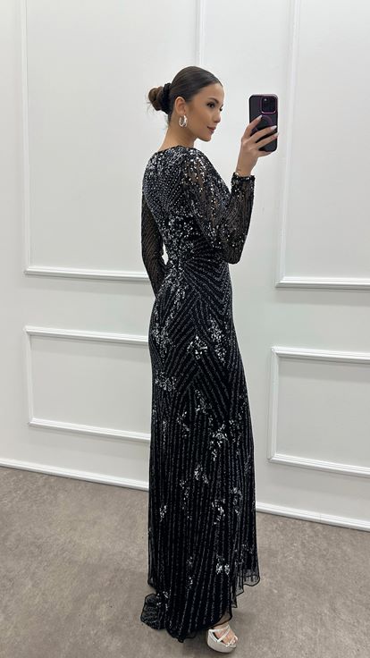 Abito da sera dal design speciale in pietra nera con scollo a V