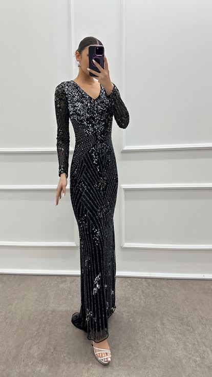 Abito da sera dal design speciale in pietra nera con scollo a V