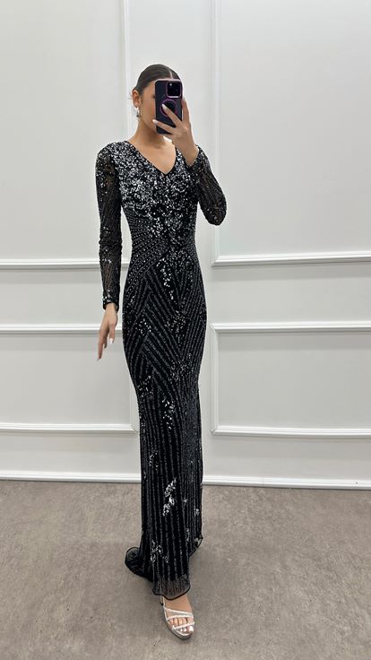 Abito da sera dal design speciale in pietra nera con scollo a V