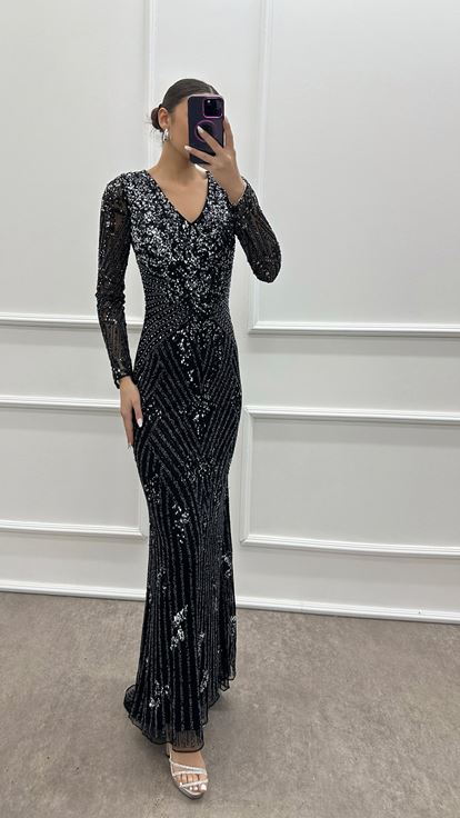 Abito da sera dal design speciale in pietra nera con scollo a V