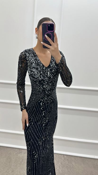 Abito da sera dal design speciale in pietra nera con scollo a V