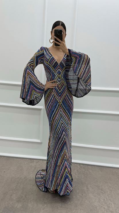 Robe de soirée bleu marine à col en V  ornée de détails aux manches et de broderies raffinées 