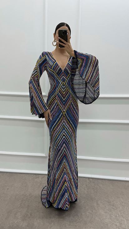 Robe de soirée bleu marine à col en V  ornée de détails aux manches et de broderies raffinées 