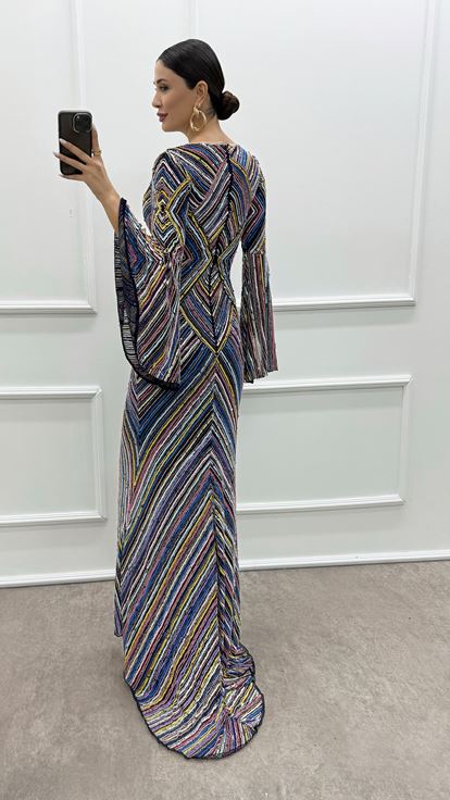 Robe de soirée bleu marine à col en V  ornée de détails aux manches et de broderies raffinées 