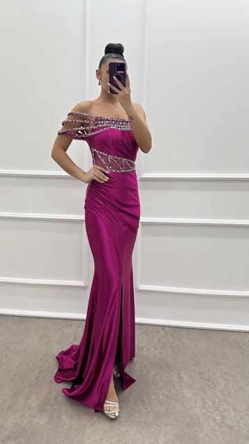 Robe en satin transparent pierre fuchsia à la taille