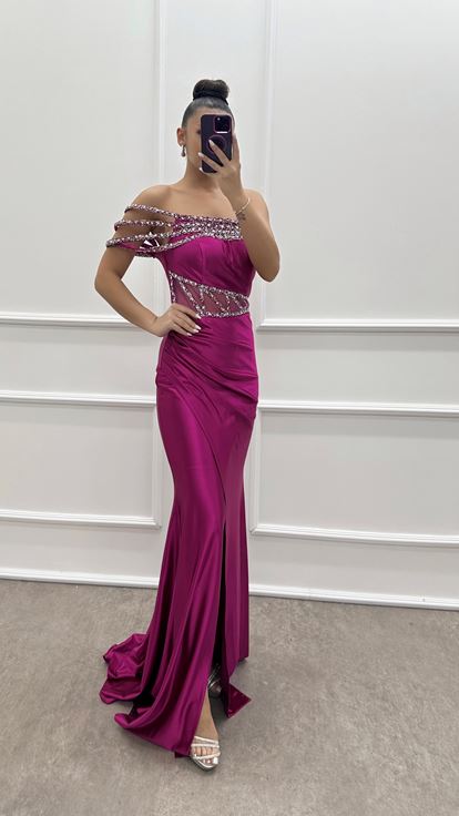 فستان من الساتان الفوشيا مزين بأحجار الراين عند الخصر