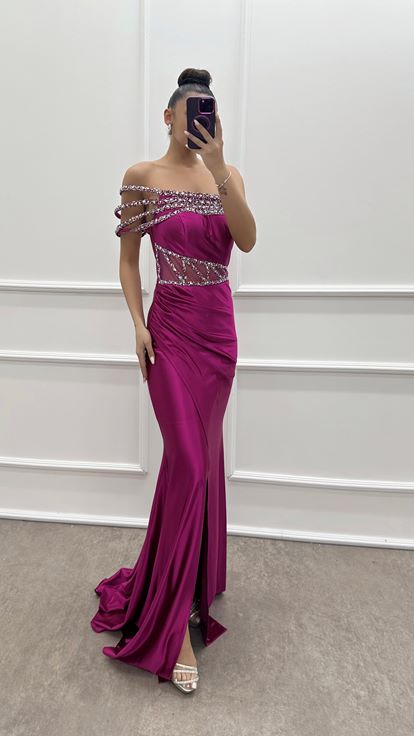 فستان من الساتان الفوشيا مزين بأحجار الراين عند الخصر