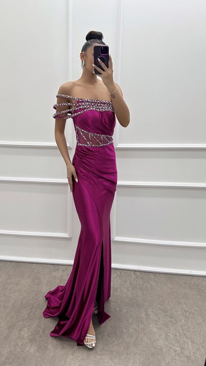 فستان من الساتان الفوشيا مزين بأحجار الراين عند الخصر