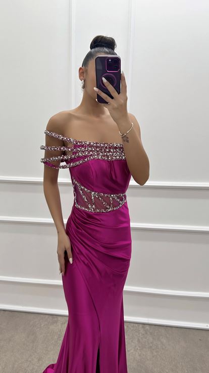 فستان من الساتان الفوشيا مزين بأحجار الراين عند الخصر