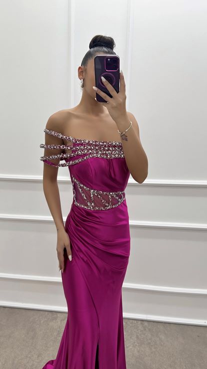 فستان من الساتان الفوشيا مزين بأحجار الراين عند الخصر