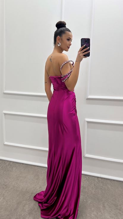 فستان من الساتان الفوشيا مزين بأحجار الراين عند الخصر