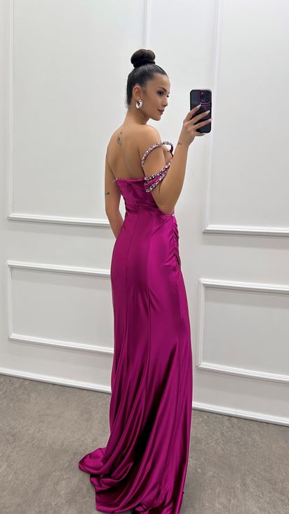 فستان من الساتان الفوشيا مزين بأحجار الراين عند الخصر