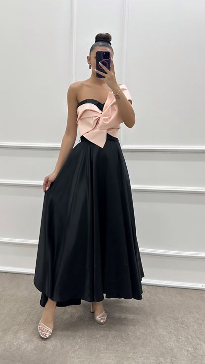 Puderfarbenes One-Shoulder-Kleid mit Schleife auf der Brust