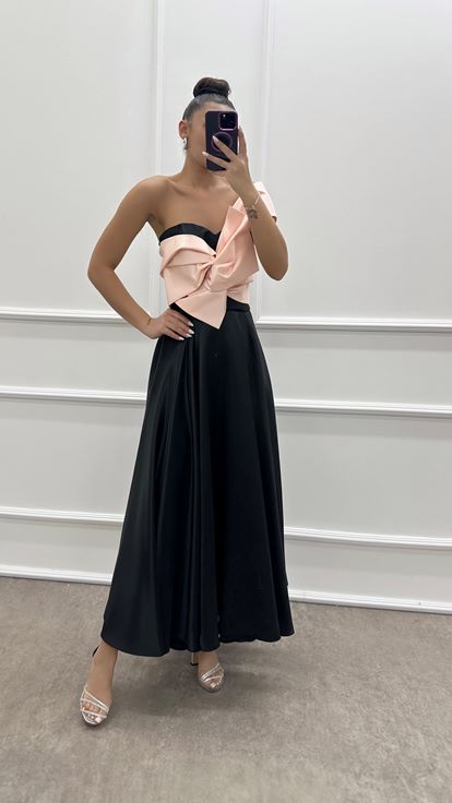 Puderfarbenes One-Shoulder-Kleid mit Schleife auf der Brust