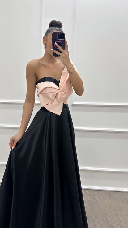 Puderfarbenes One-Shoulder-Kleid mit Schleife auf der Brust