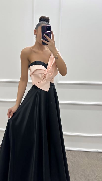 Puderfarbenes One-Shoulder-Kleid mit Schleife auf der Brust