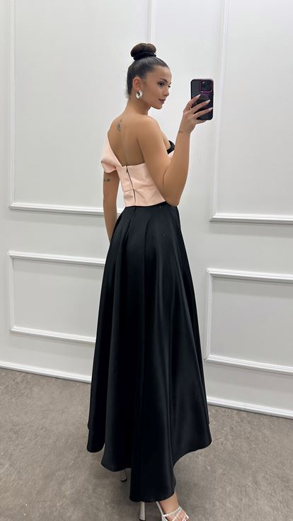 Puderfarbenes One-Shoulder-Kleid mit Schleife auf der Brust