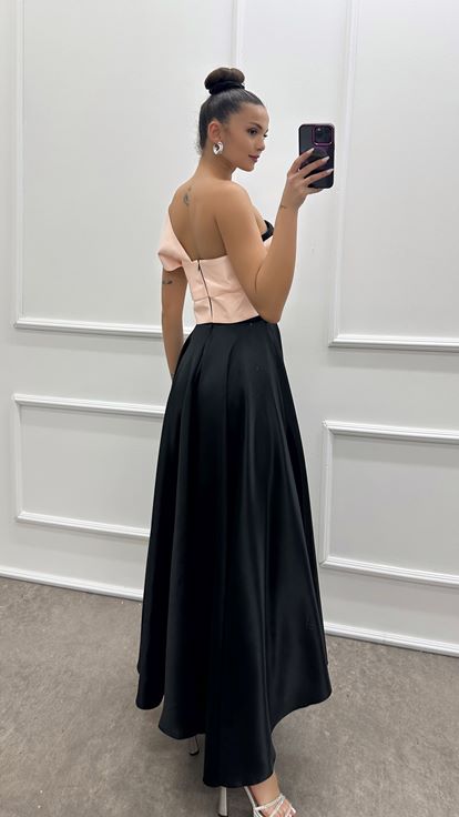 Puderfarbenes One-Shoulder-Kleid mit Schleife auf der Brust