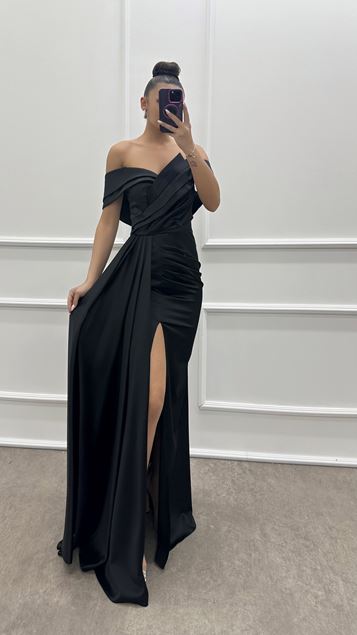 Robe bustier noire en satin plissé à col bateau